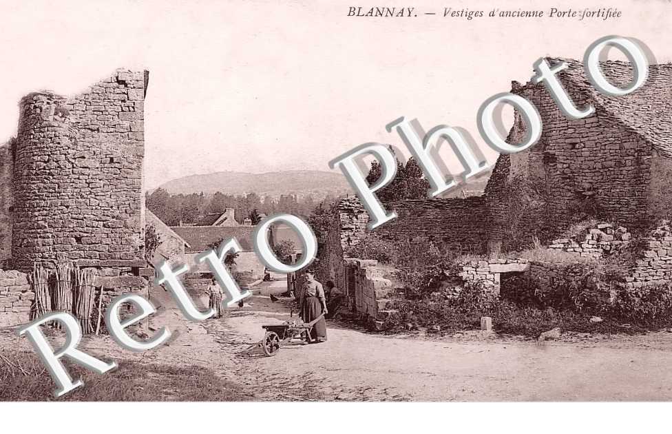 vestiges d'ancienne porte fortifiée