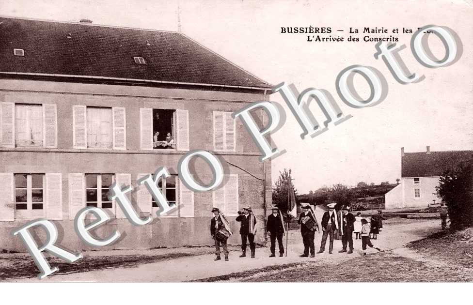 la mairie et les écoles. L'arrivée des conscrits