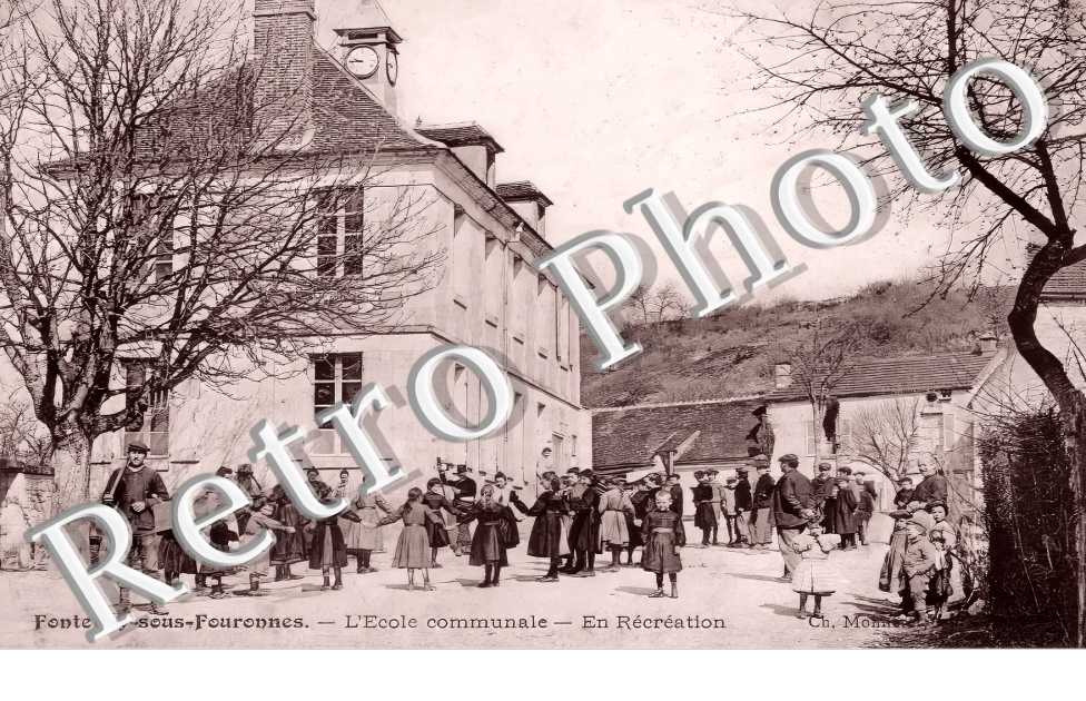 l'école communale. En récréation