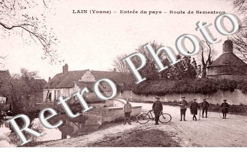 entrée du pays. Route de Sementron