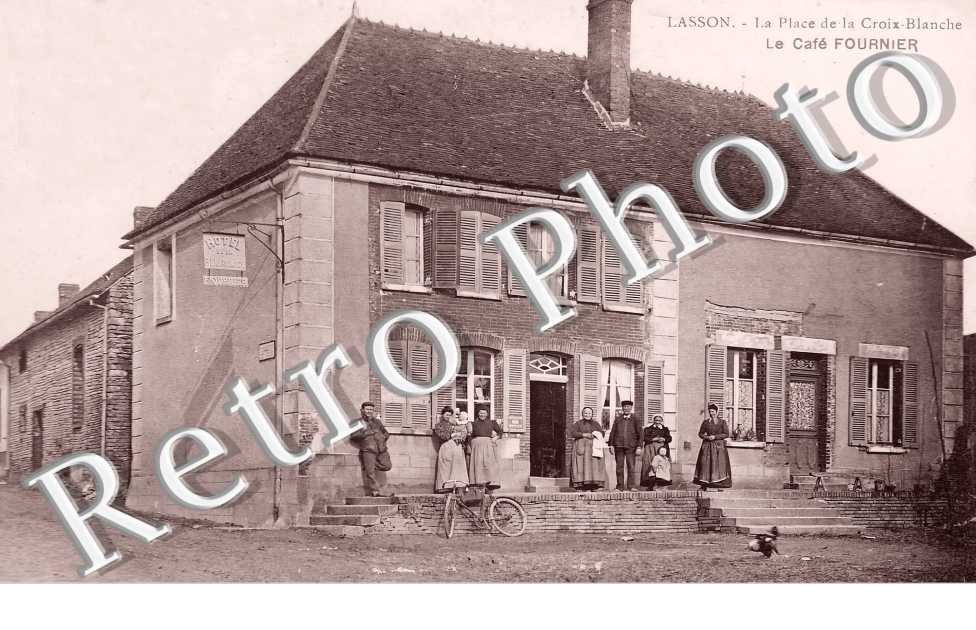 la place de la Croix-Blanche. Le café Fournier