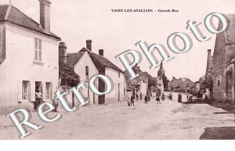Vassy-les-Avallon. Grande rue