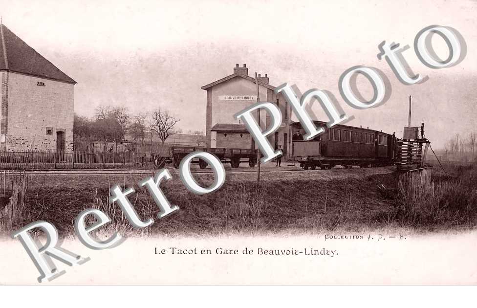 le tacot en gare de Beauvoir-Lindry