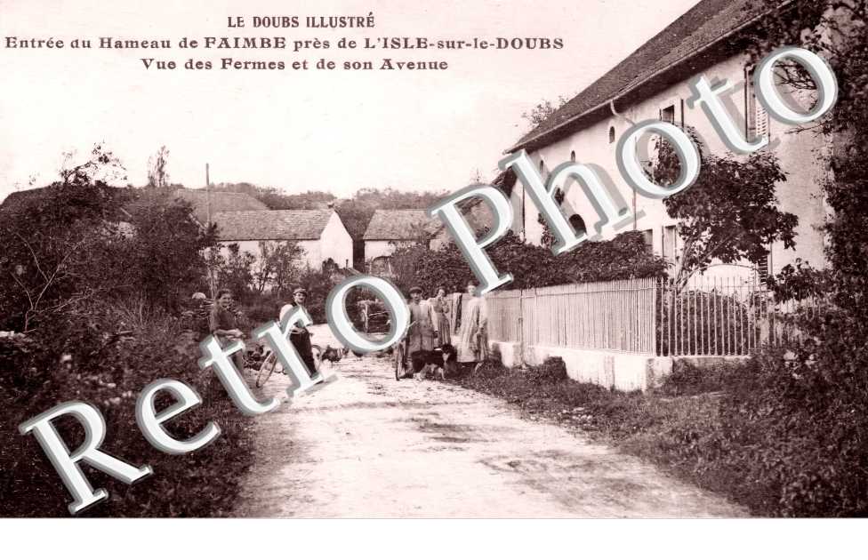 entrée du Hameau de Faimbe. Vue des fermes et de son avenue