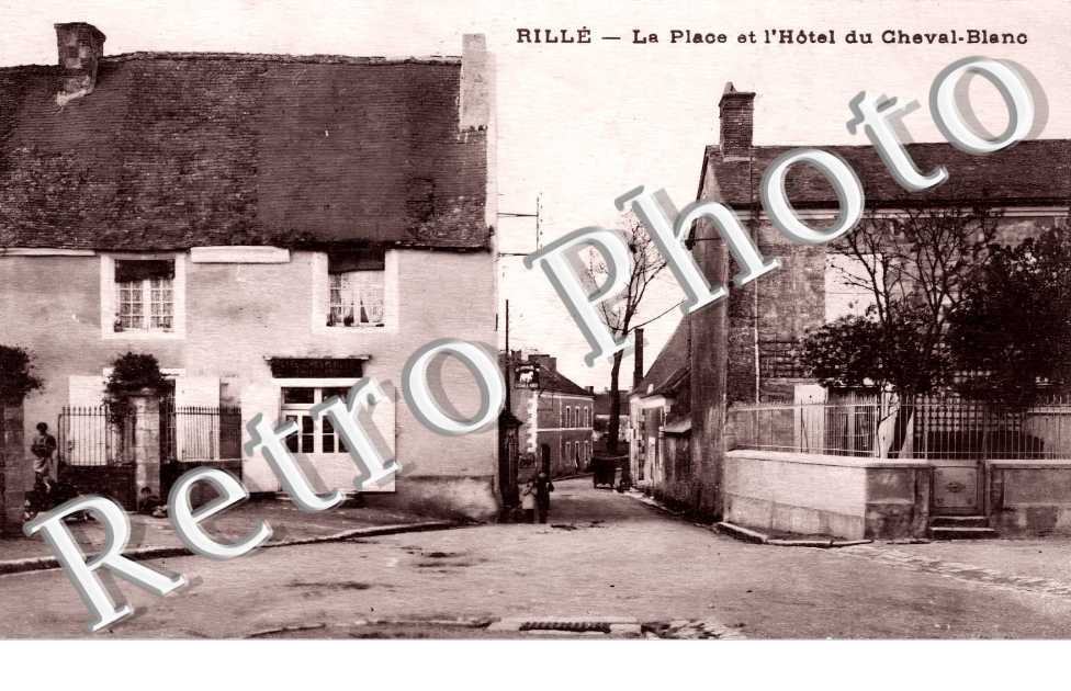 place et l'Hôtel du Cheval blanc