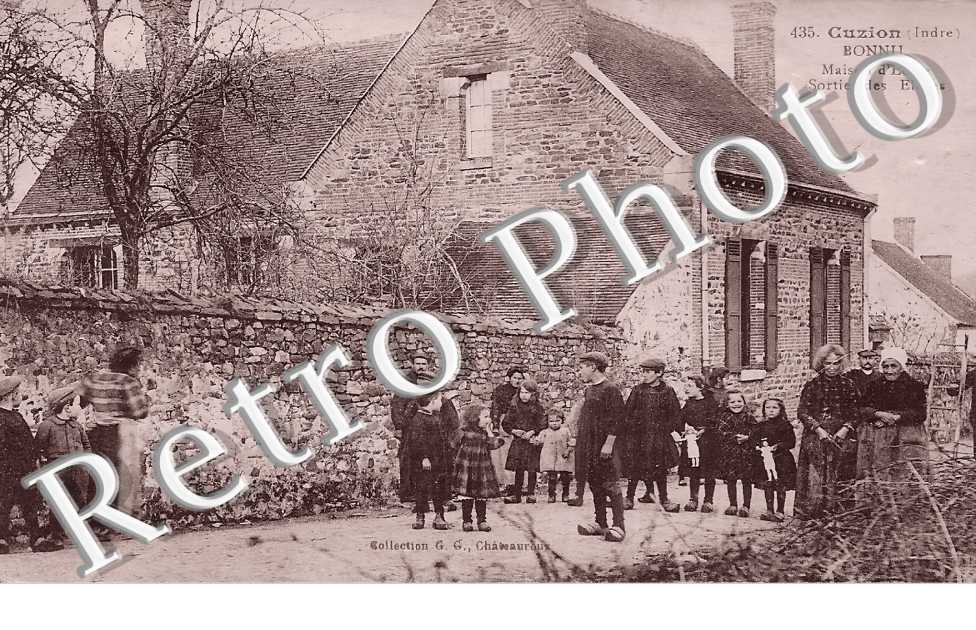 Bonnu. Maison d'école. Sortie des élèves.