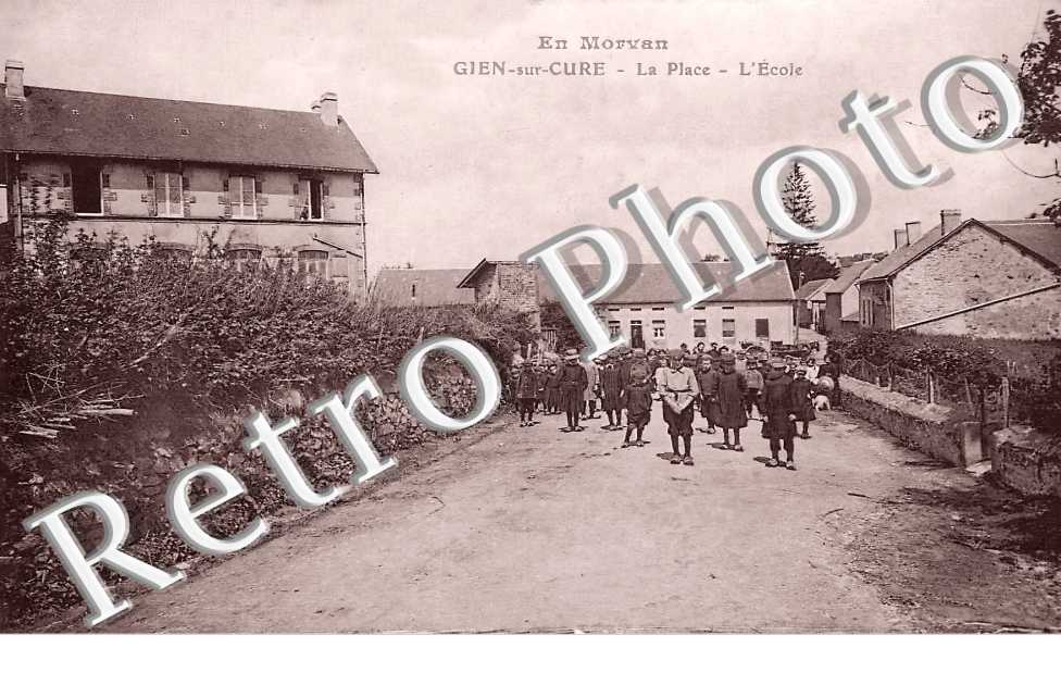 la place. L'école.