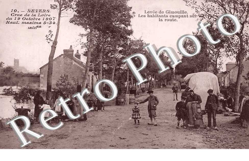 Levée de Gimouille. Les habitants campant sur la route. Crue de la Loire du 19 octobre 1907.