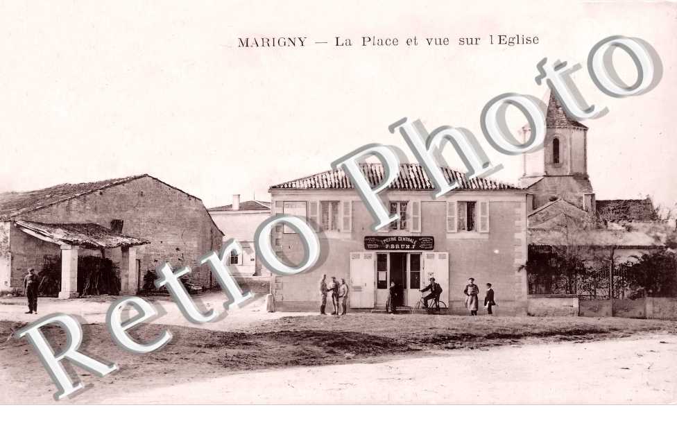 la place et vue sur l'église