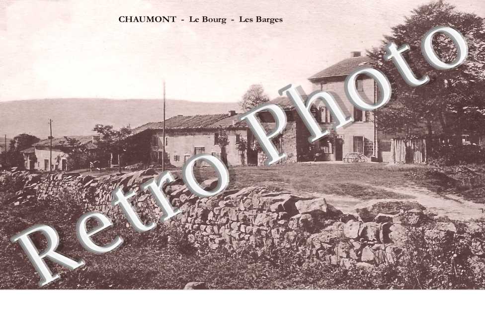 le bourg. Les Barges.
