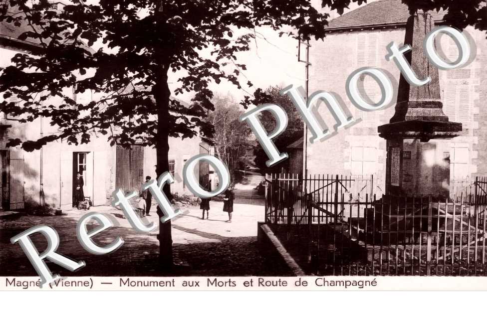 Monument aux morts et route de Champagné