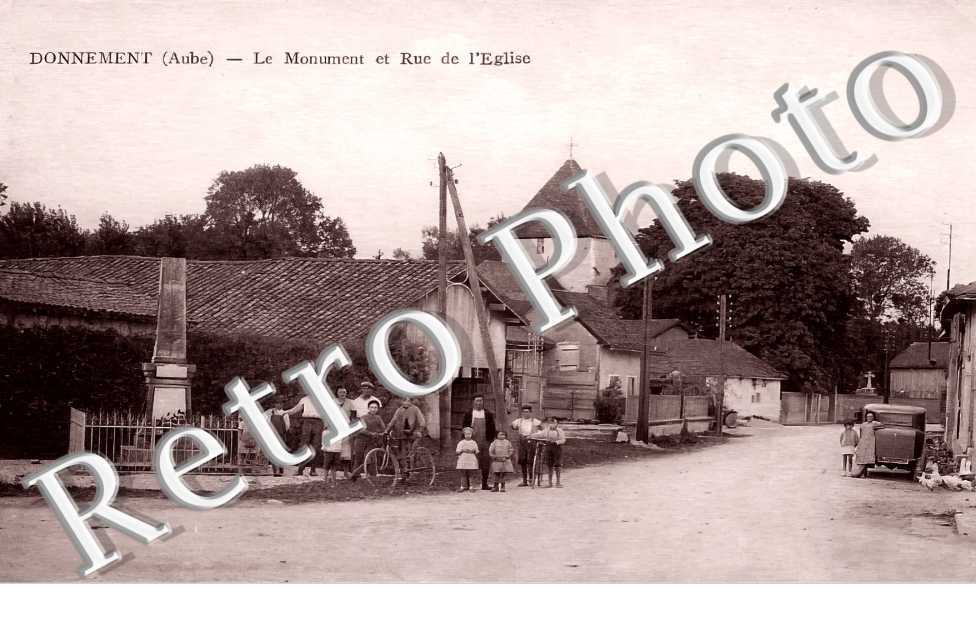 Le monument et rue de l'église