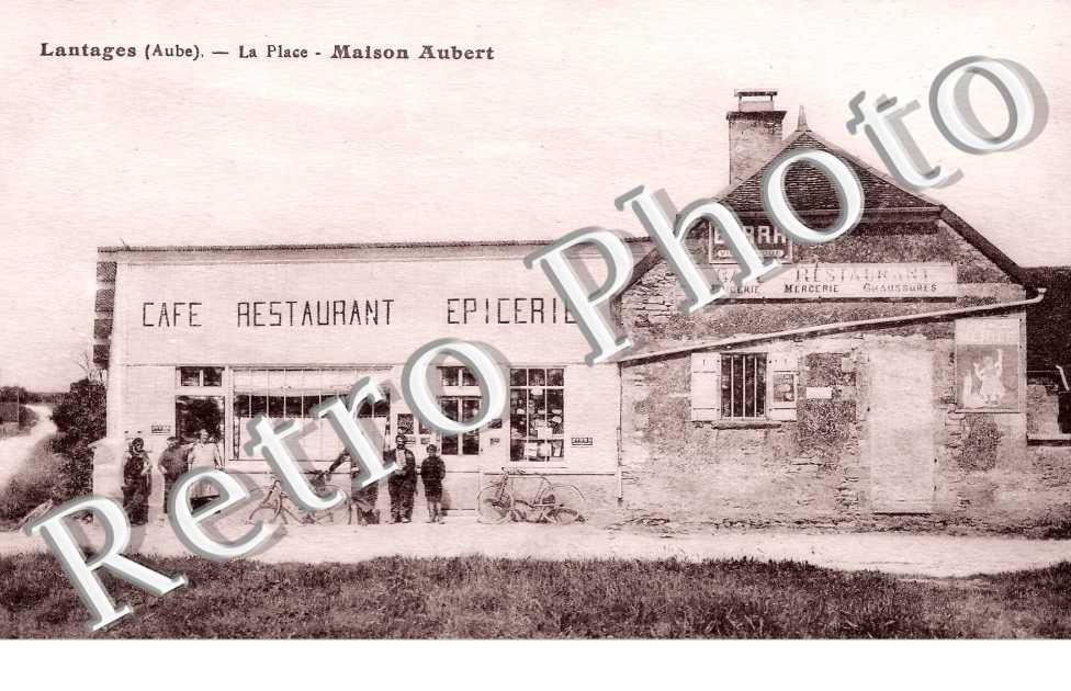 la Place. Maison Aubert. Café Restaurant Epicerie.