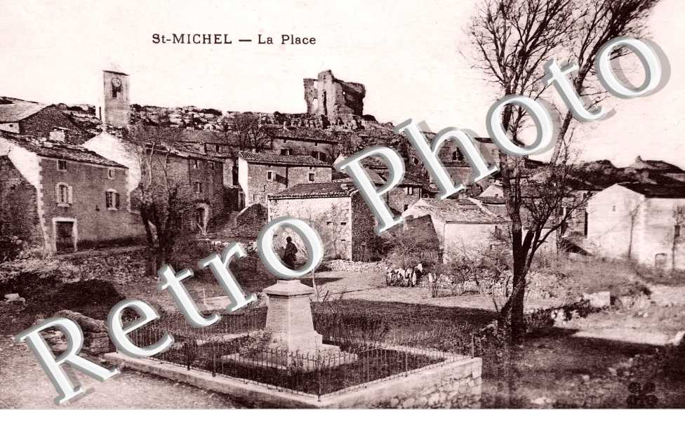 Saint Michel de Larzac. La place.