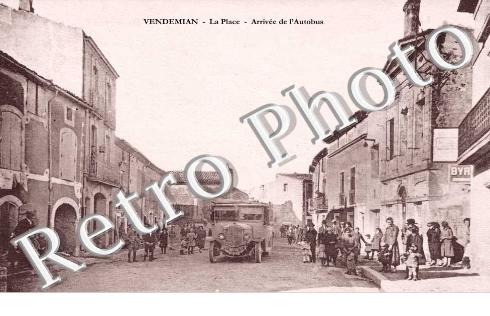 la Place. Arrivée de l'Autobus.