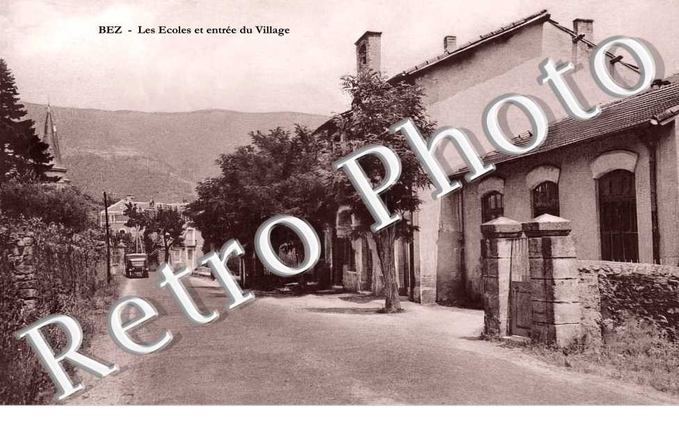 les écoles et entrée du village