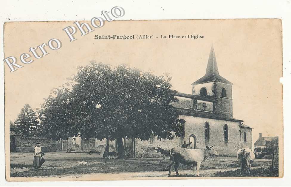 la place et l'église