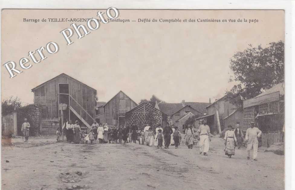 Barrage de Teillet-Argenty. Défilé du comptable et des cantinières en vue de la paye