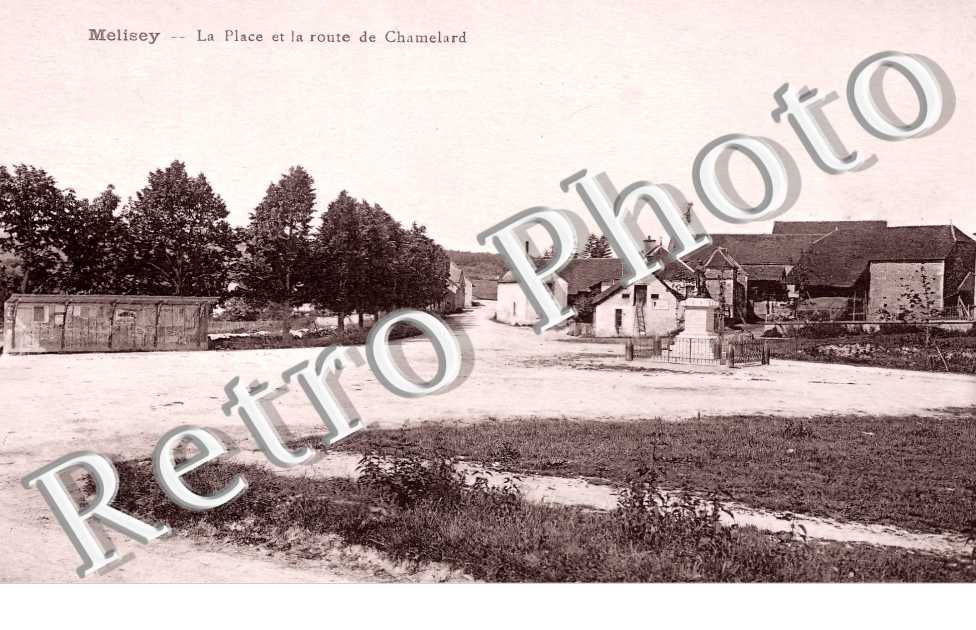 la place et la route de Chamelard