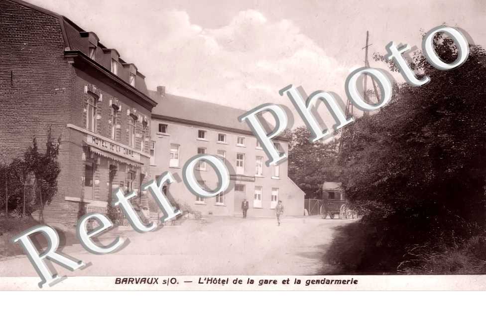 L'Hotel de la gare et la gendarmerie