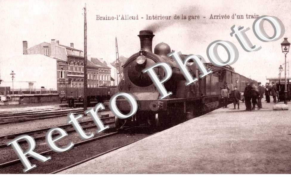 Intérieur de la gare. Arrivée d'un train