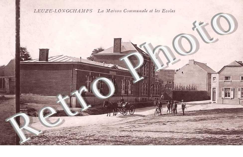 Leuze-Longchamps. La Maison Communale et les Ecoles