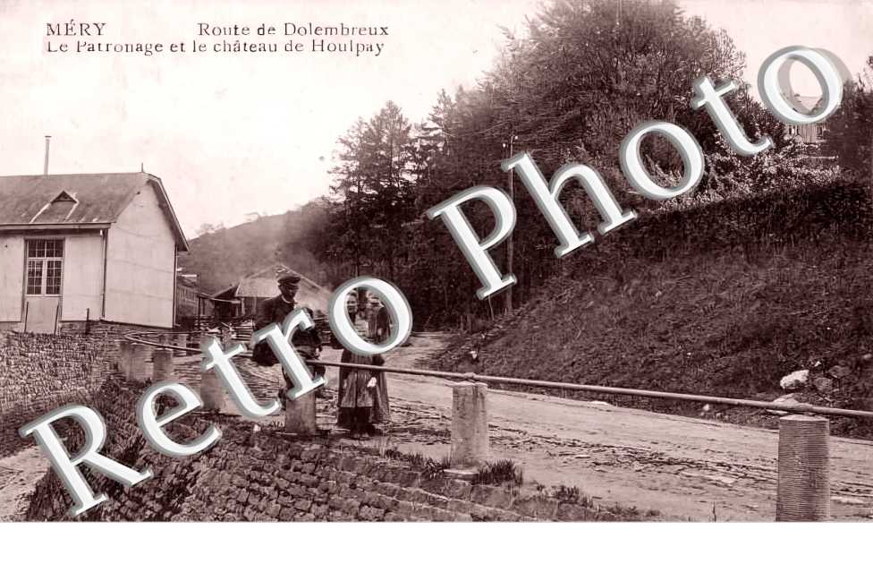 Route de Dolembreux. Le patronage et le château de Houlpay.