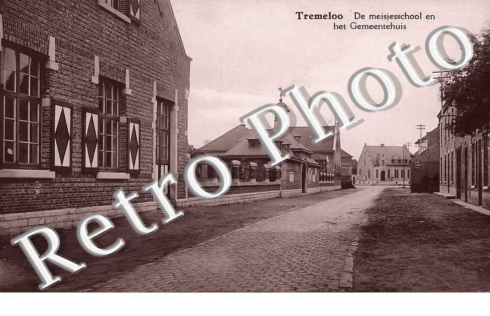 De meisjesschool en het Gemeentehuis