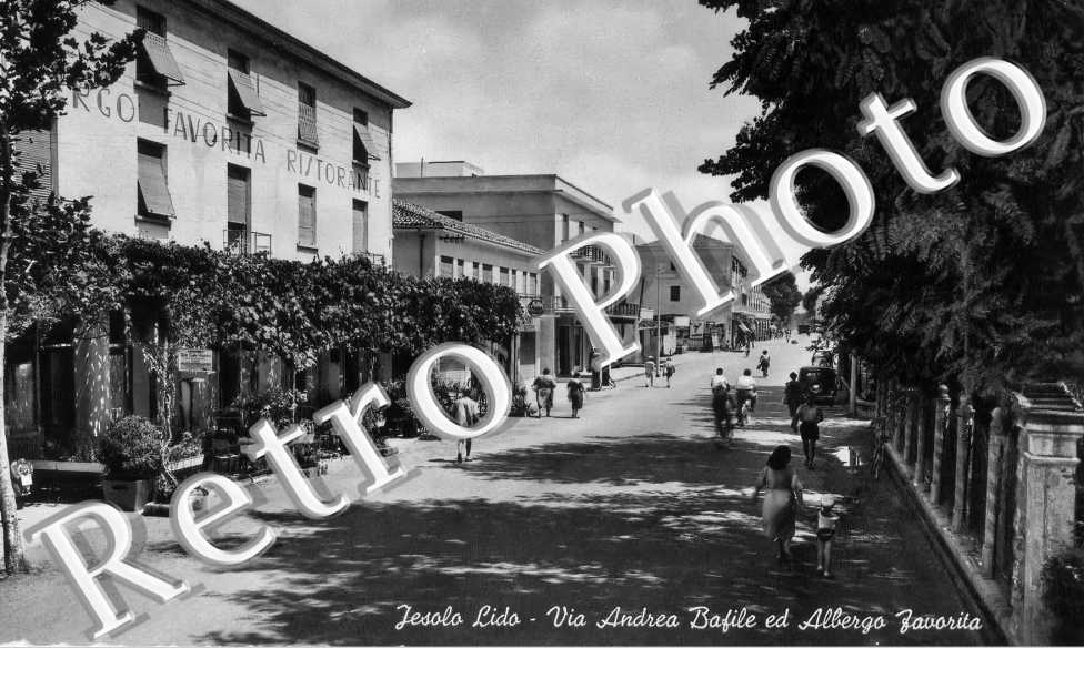 Jesolo Lido. Via Andrea Bafile ed Albergo favorita
