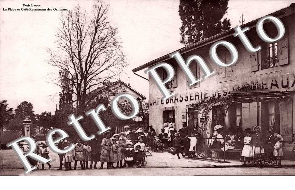 La place et Café-Restaurant des Ormeaux