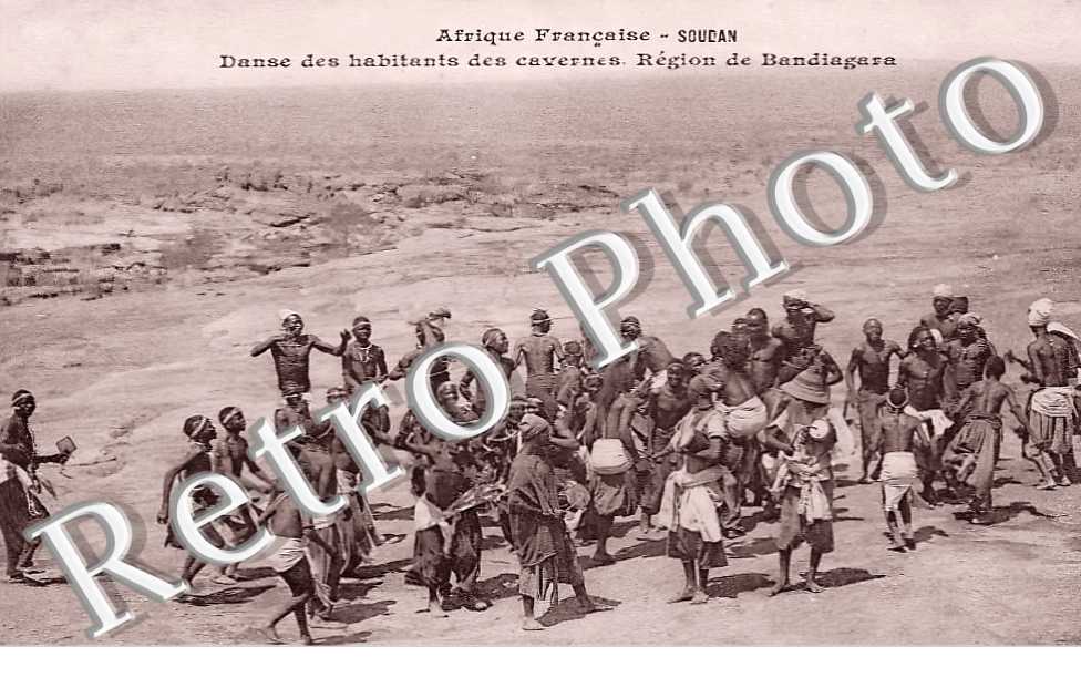 Danse des habitants des cavernes. Région de Bandiagara