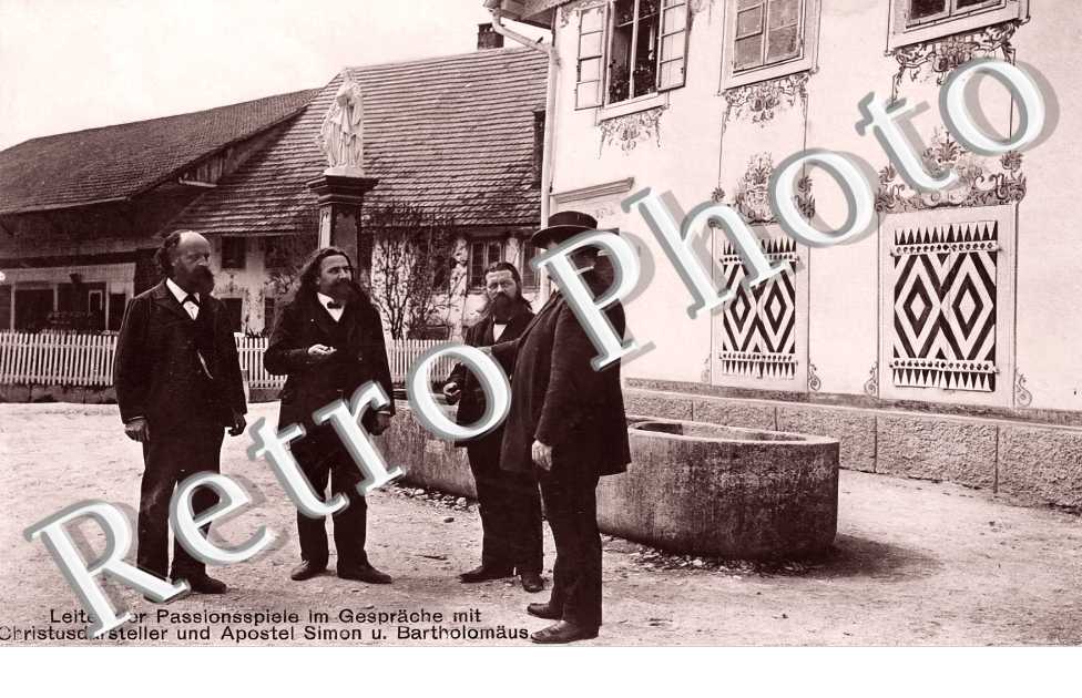 Leiter der Passionsspiele im Gespräche mit Christusdarsteller und Apostel Simon u. Bartholomäus