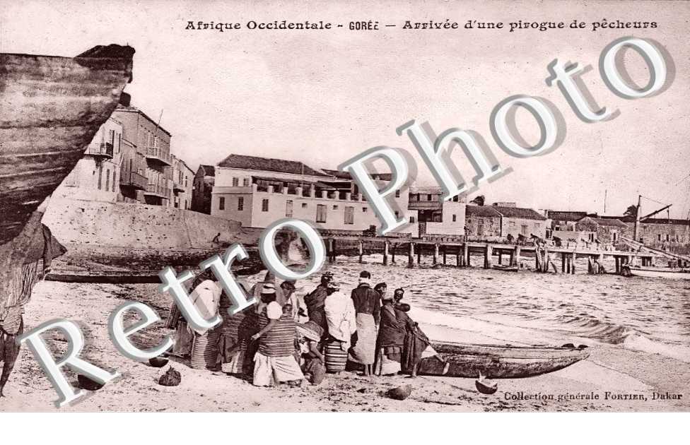 arrivée d'une pirogue de pêcheurs