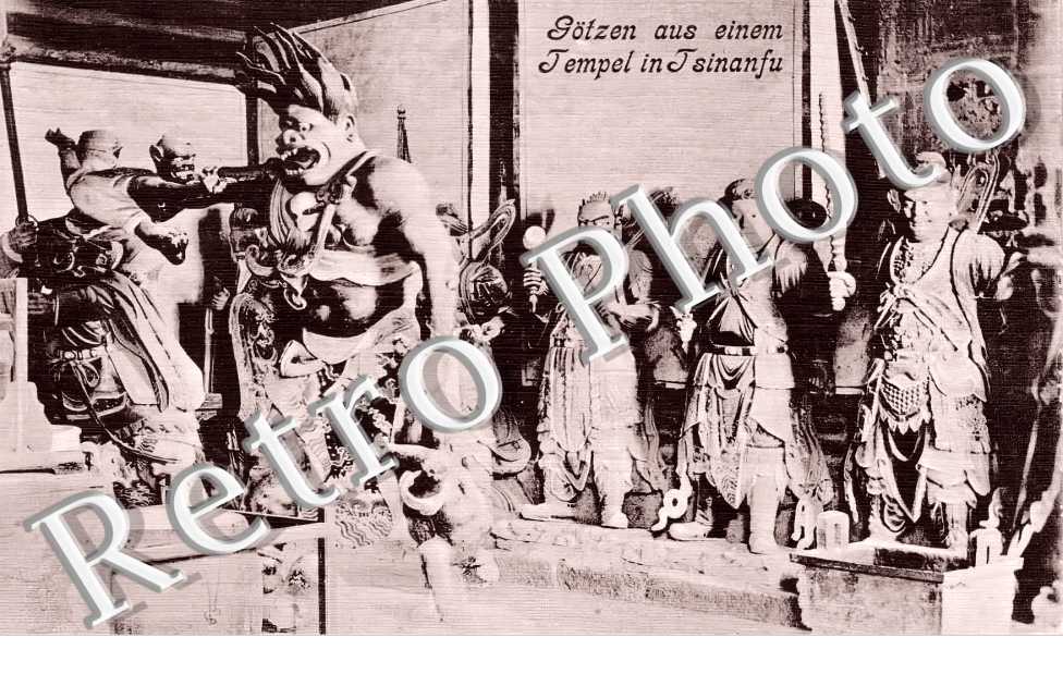 Götzen aus einem Tempel in Tsinanfu