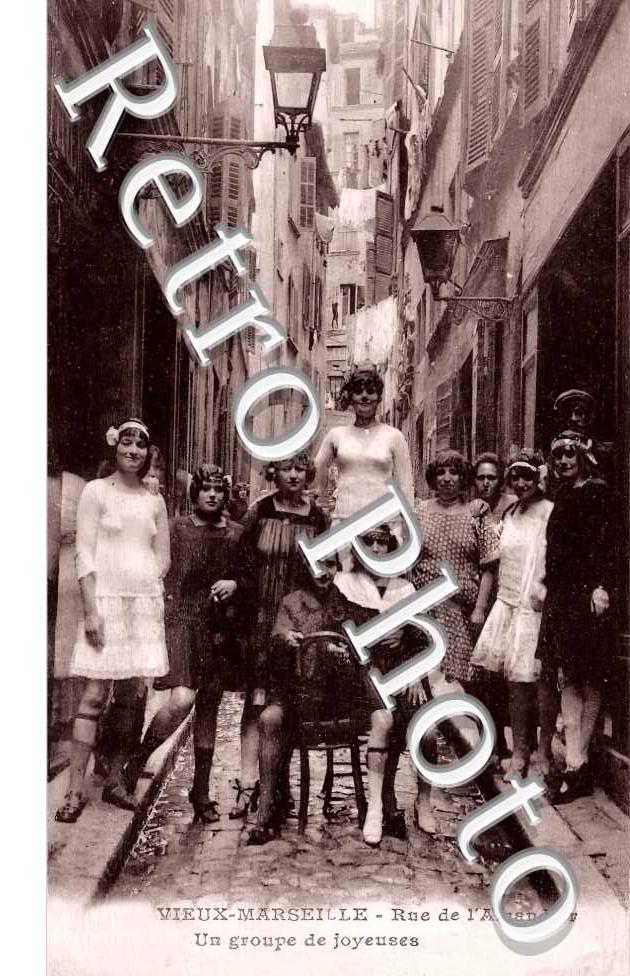 Rue de l'Amandier. Un groupe de joyeuses. (quartier du Panier)