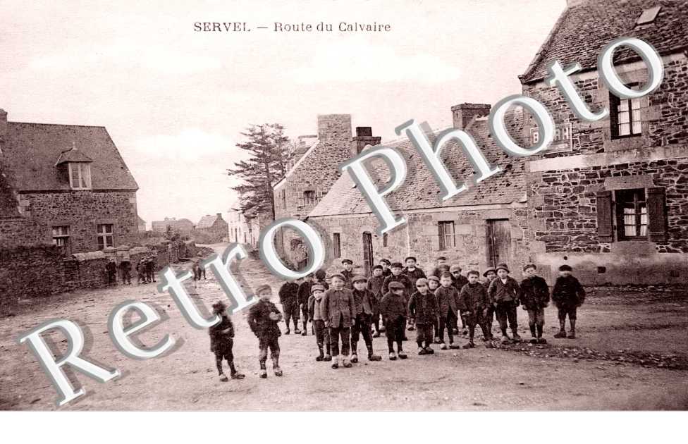 SERVEL. La route du Calvaire. Groupe d'enfants