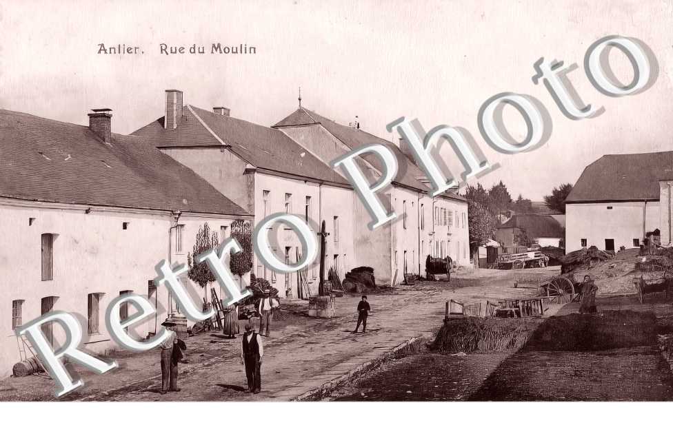 Anlier. Rue du Moulin