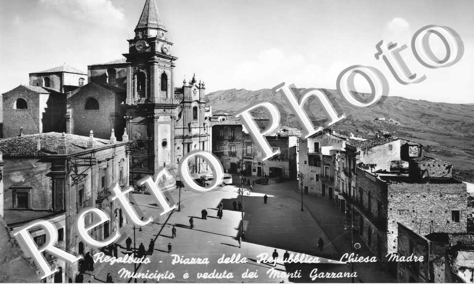 Chiesa Madre. Municipio e veduta dei Monti Gazzana