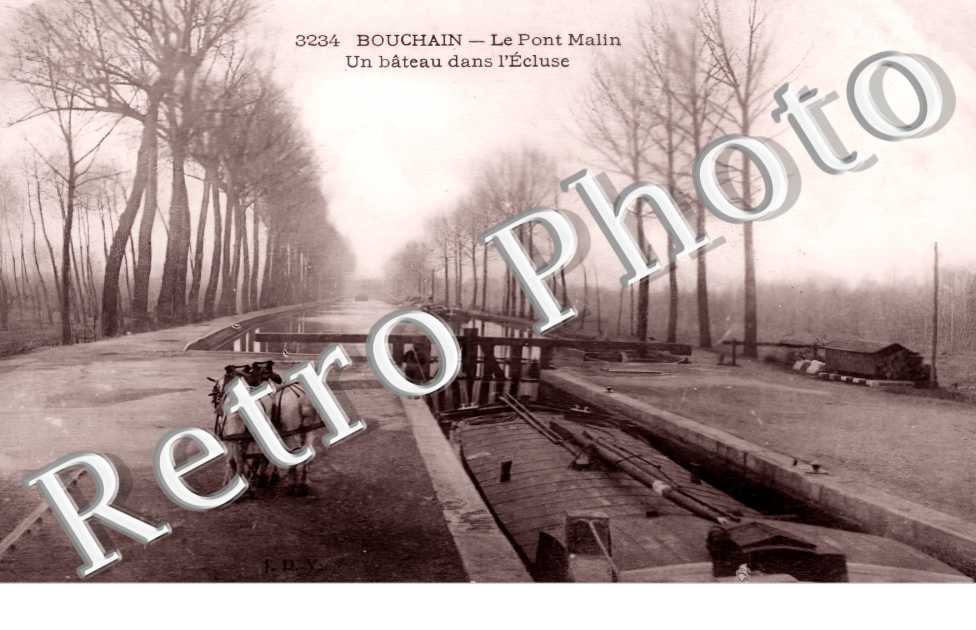 Le Pont Malin. Un bâteau dans l'écluse