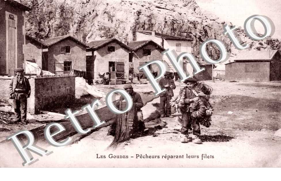 Les Goudes. Pêcheurs réparant leurs filets