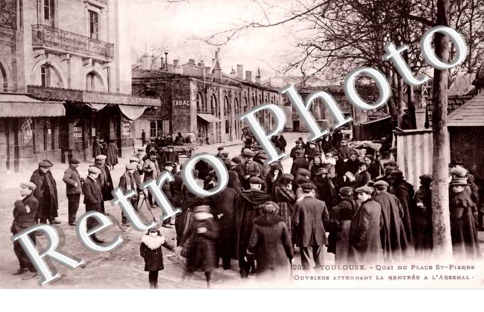 quai ou place Saint-Pierre. Ouvriers attendant la rentrée à l'arsenal