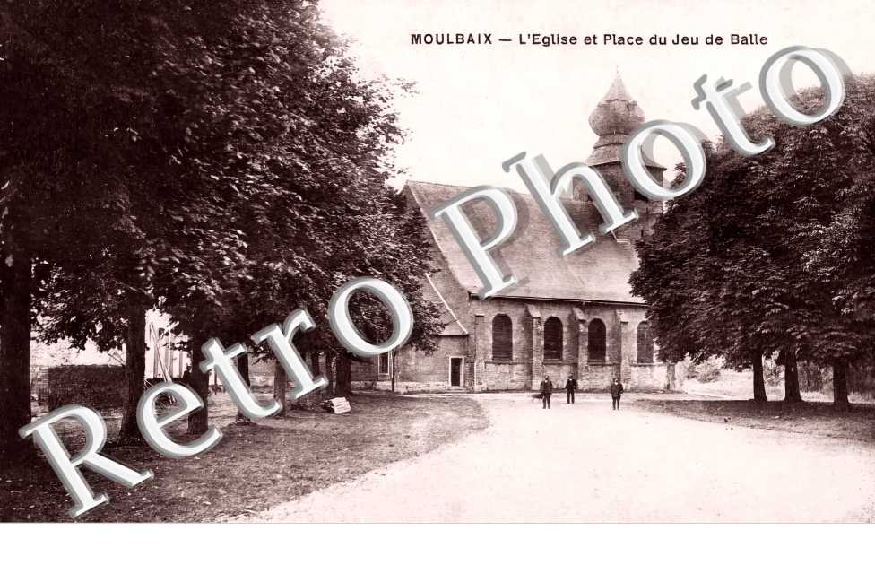 MOULBAIX. l'église et la place du jeu de balle