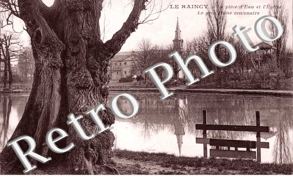 la pièce d'eau et l'église. Le gros chêne centenaire