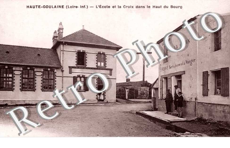 l'école et la Croix dans le haut du bourg