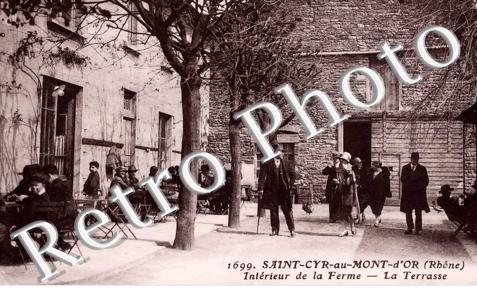 Intérieur de la ferme. La terrasse
