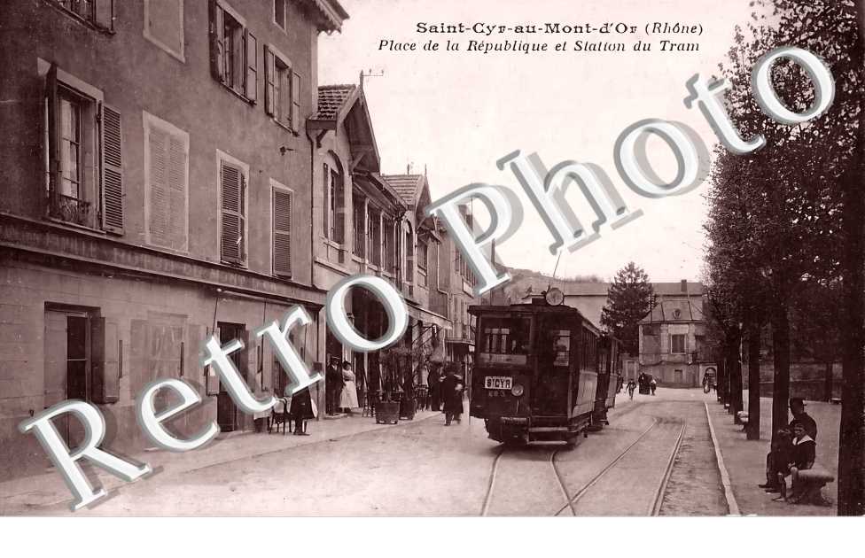 place de la république et station du Tram