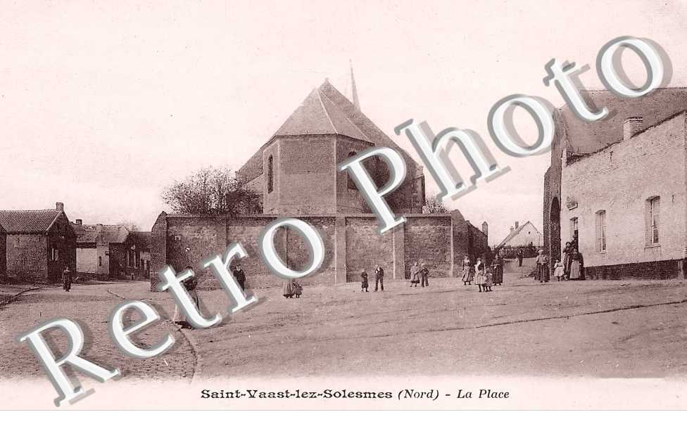 Saint-Vaast-lez-Solesmes. La place