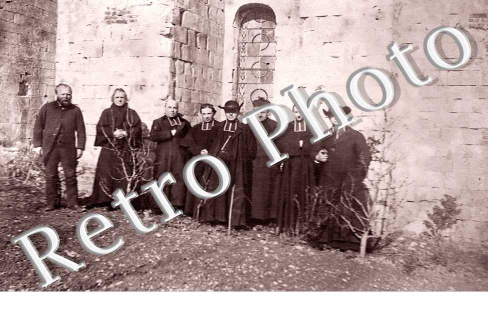 les curés à côté de l'église