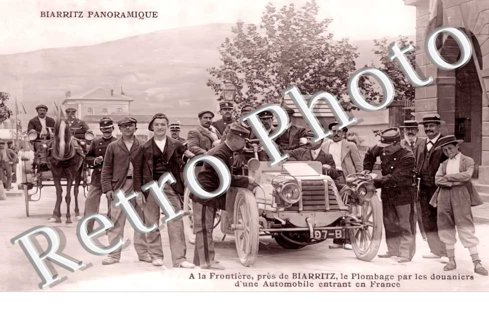 A la frontière, le plombage par les douaniers d'une automobile entrant en France