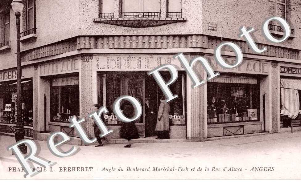 Pharmacie L. Breheret. Angle du Boulevard Maréchal-Foch et de la rue d'Alsace
